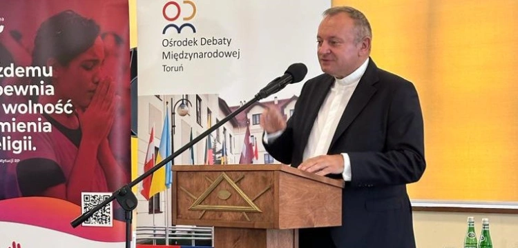 Mądra pomoc migrantom. Ks. prof. Cisło: Realizujmy prawo do pozostania w domu