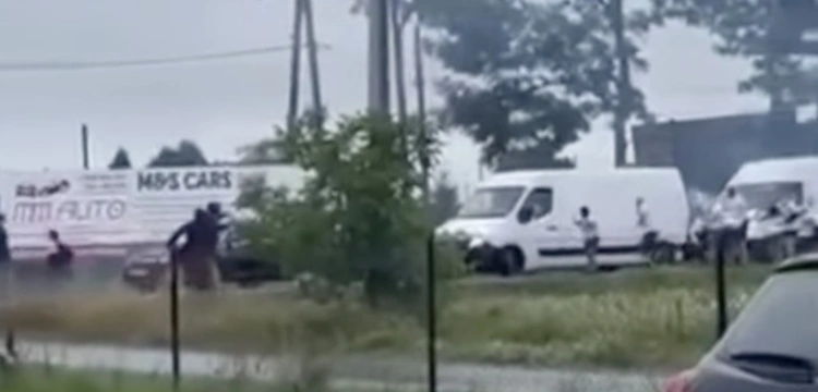 Brutalna bójka pseudokibiców w Radłowie. Policja apeluje do uczestników