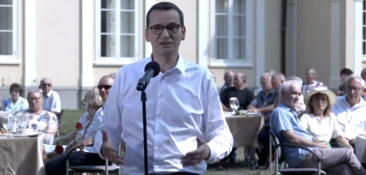 „Moherowe berety”, „Zabierz babci dowód”. Premier przypomniał politykę senioralną Tuska