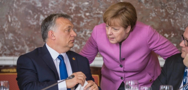 Orban i Merkel wspólnie w „rosyjskiej orkiestrze”