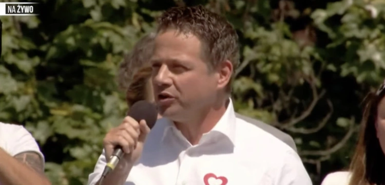 „Władza wyprowadza nas z UE”. Absurdalne wystąpienie Trzaskowskiego