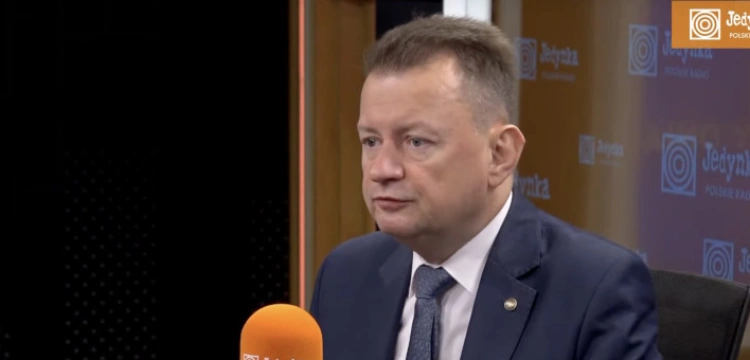 Kamieniami wybili okna. Zaatakowano biuro ministra Błaszczaka