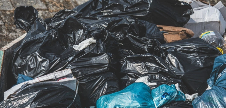 Pechowy dzień 41-latka. Wyrzucił śmieci do rowu, ale zdradził go szkolny sprawdzian