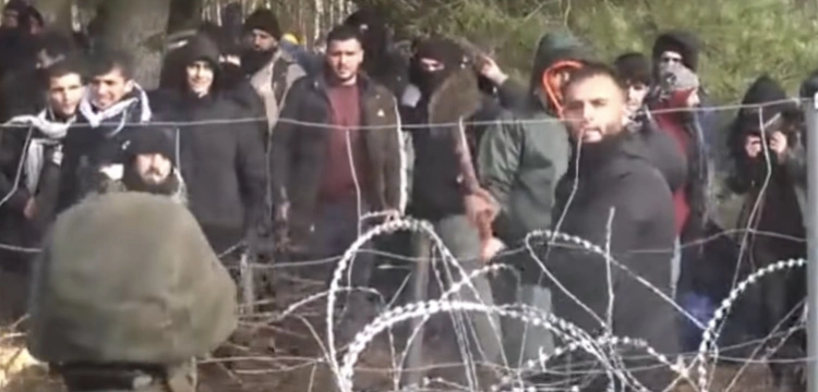 Imigranci znów zaatakowali. W stronę polskich służb poleciały płonące gałęzie