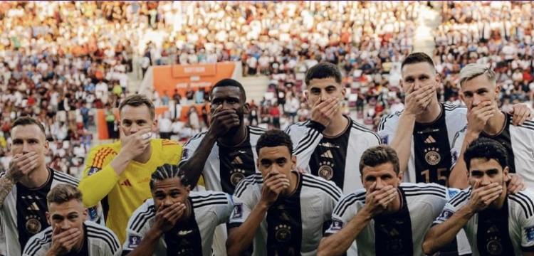Niemcy nie rezygnują z polityki na mundialu. Wymowny gest piłkarzy