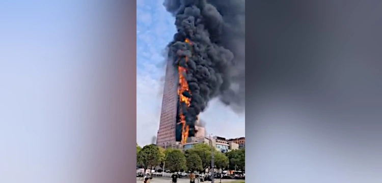 Chiny: 200-metrowy wieżowiec stanął w płomieniach