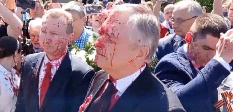 Ambasador Rosji oblany farbą. Prokuratura wszczęła śledztwo