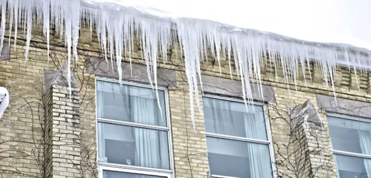 Na ojca spacerującego z 13-miesięcznym dzieckiem spadła bryła lodu. Dziecko walczy o życie