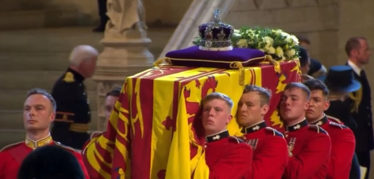 Brytyjczycy żegnają królową. Trumna Elżbiety II w Pałacu Westminsterskim