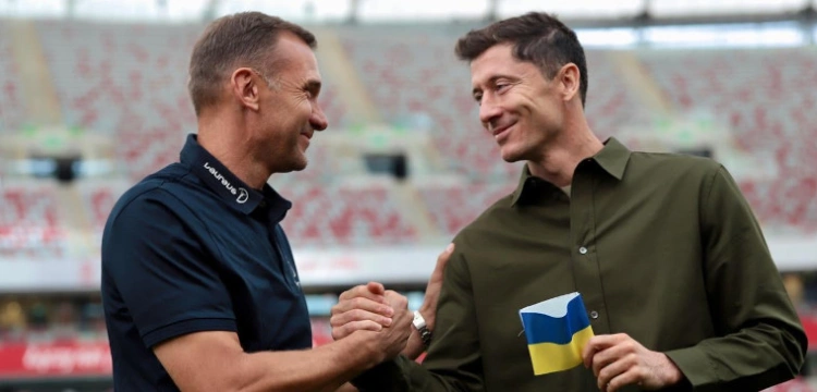 Wzruszająca scena na Stadionie Narodowym.  Szewczenko przekazał Lewandowskiemu kapitańską opaskę Ukrainy
