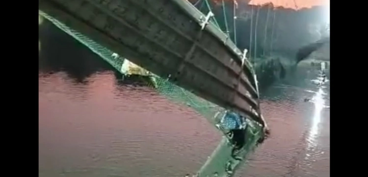 [WIDEO] W Indiach runął most. Dziesiątki ofiar