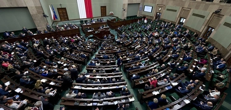 Sondaż: Koalicjanci KO poniżej progu. Cztery ugrupowania w Sejmie