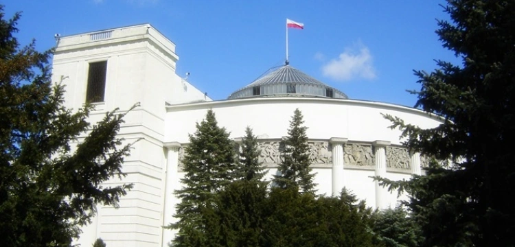 Sondaż ostrzeżenia dla KO: wysokie poparcie, ale koalicja poza Sejmem, a PiS w górę