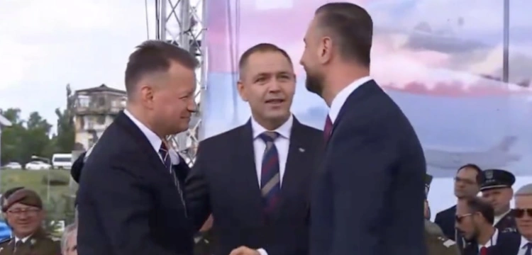 Kosiniak-Kamysz gratuluje Błaszczakowi. Wymowna scena w Łasku
