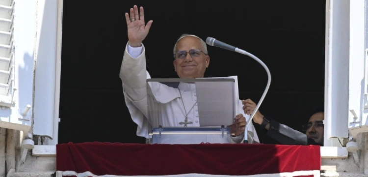 Leon XIV: Jezus cierpi z nami i za nas