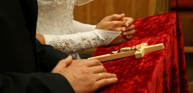 Watykan: nie dla poliamorii i poligamii, małżeństwo to związek mężczyzny i kobiety