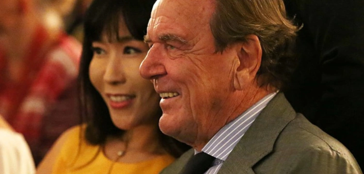 Schroeder na przyjęciu w rosyjskiej ambasadzie. Szef niemieckiego MON „przerażony”