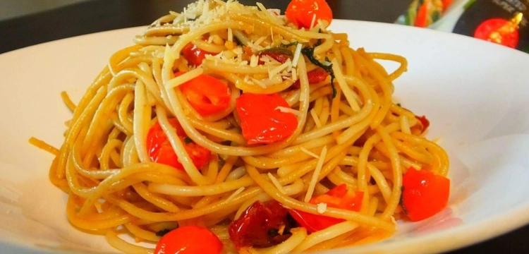 Spaghetti aglio olio - powiew śródziemnomorskiego smaku na letnie dni