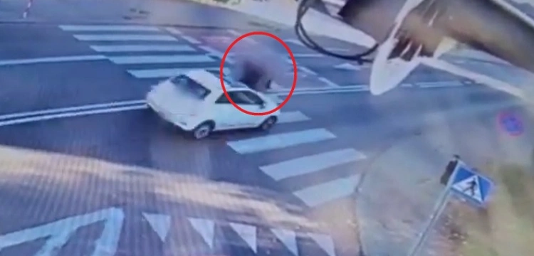 Szokujące nagranie z Zielonej Góry. W biały dzień wjechała samochodem w pieszch na przejściu [Wideo]