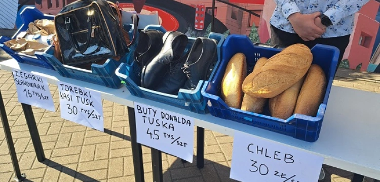 „Stragan Tuska” robi furorę w Warszawie