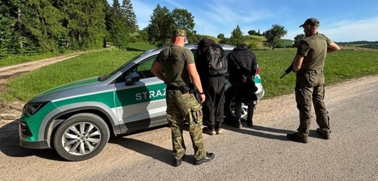Pościg za kierowcą przewożącym migrantów. Zatrzymano 46 cudzoziemców i 7 pomocników