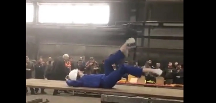 [Wideo 18+] Desperacja Putina: Striptizem chce motywować pracowników w zakładzie metalurgicznym