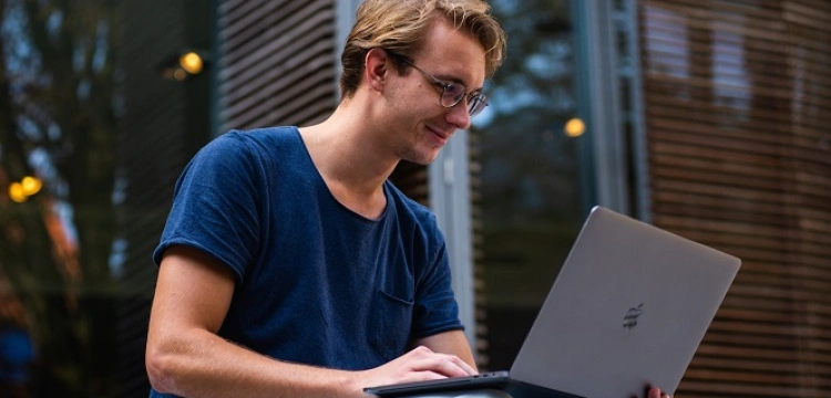 Szkoły policealne - dlaczego na ich wybór decyduje się coraz więcej osób?