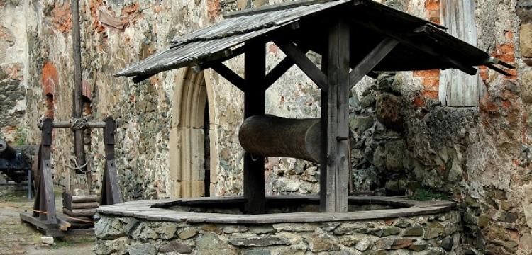 Makabryczne odkrycie pod Oławą. Kobiety nie można było wysdostać ze studni, bo coś chwyciło ją za nogę