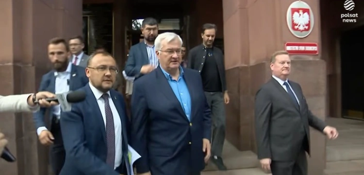 Sybiha wyszedł bez słowa z MSZ i unikał dziennikarzy