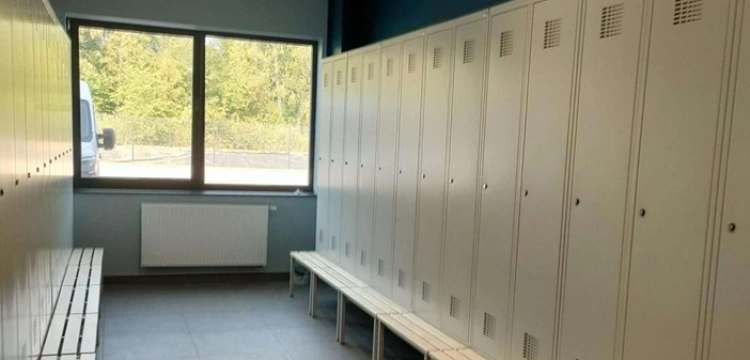 Czym powinny się różnić szafki pracownicze w biurze od tych w hali produkcyjnej? [Materiał promocyjny]