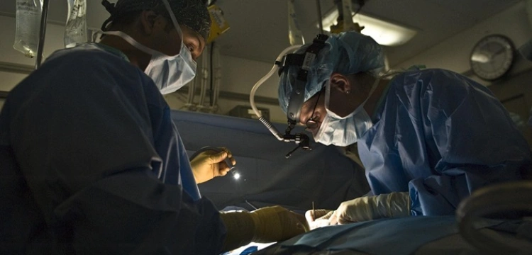 Śmierć mózgu a etyka transplantacji – coraz większe wątpliwości wokół odruchu Łazarza