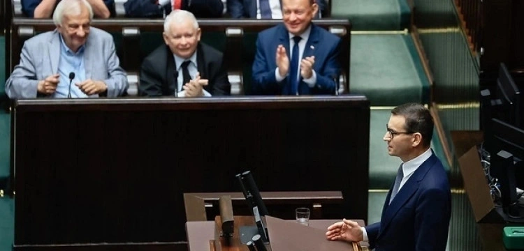 Sondaż. Konfederacja spada z podium. PiS stabilnie liderem. Zaskoczenie na trzeciej pozycji