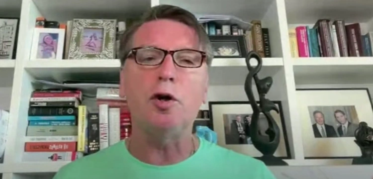 Tomasz Lis atakuje Hołownię: „Kałownia” i „Mistrzuniu wchodzący w d...ę Kaczyńskiemu” – co go tak wzburzyło?