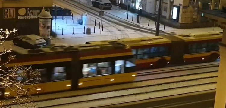 Warszawiacy na lodzie. Miasto tnie autobusy i tramwaje w najgorszym możliwym momencie