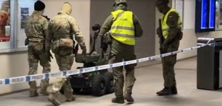 Alarm bombowy sparaliżował centrum Gdańska. Ruch pociągów zatrzymany, pasażerowie uwięzieni w składach