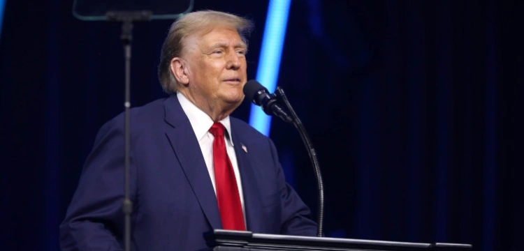 Trump walczy z antykulturą, maseczkami i mężczyznami w sporcie kobiecym