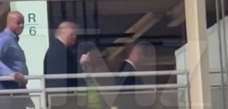 Fabryczna prowokacja i środkowy palec Trumpa [Wideo]