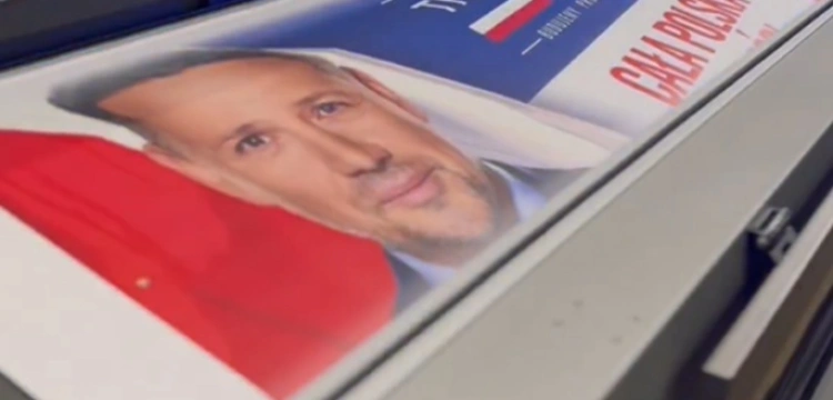 Nielegalne banery Trzaskowskiego? Politycy alarmują ws. łamania prawa