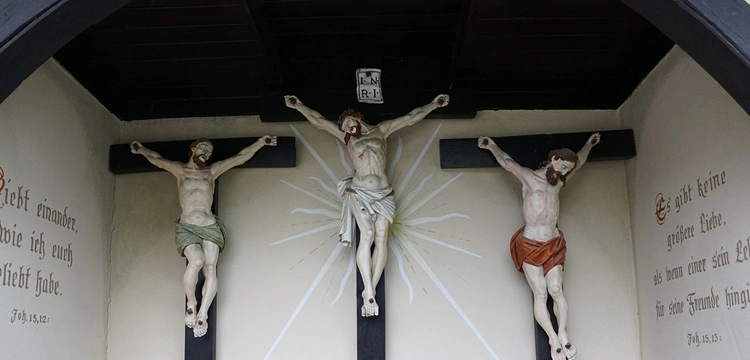 Archidiecezja Warszawska reaguje na decyzję Trzaskowskiego ws. zdejmowania krzyży w urzędach