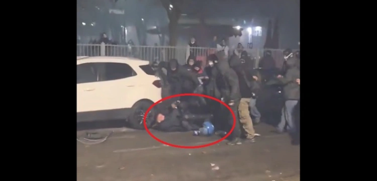 Brutalne sceny w Turynie. Atak migrantów na włoskich policjantów [Wideo]