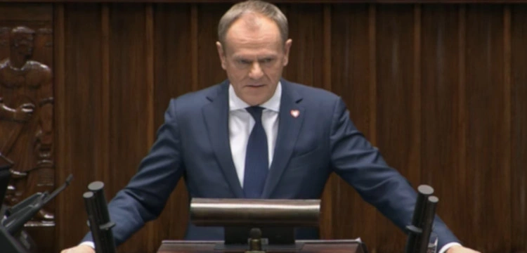 Kompromitacja! Tusk atakuje Nawrockiego i powołuje się na... patocelebrytę