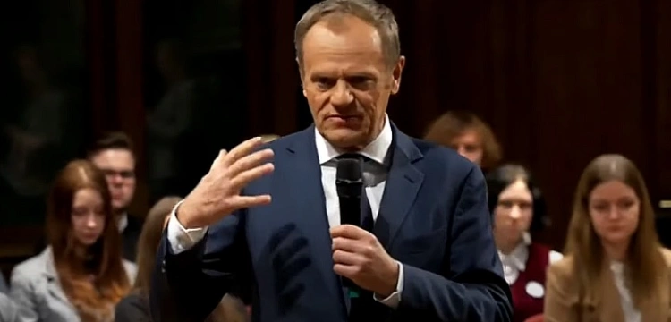 Tusk oskarża „dużą stację telewizyjną” o gotowość przesadnej kooperacji z władzą