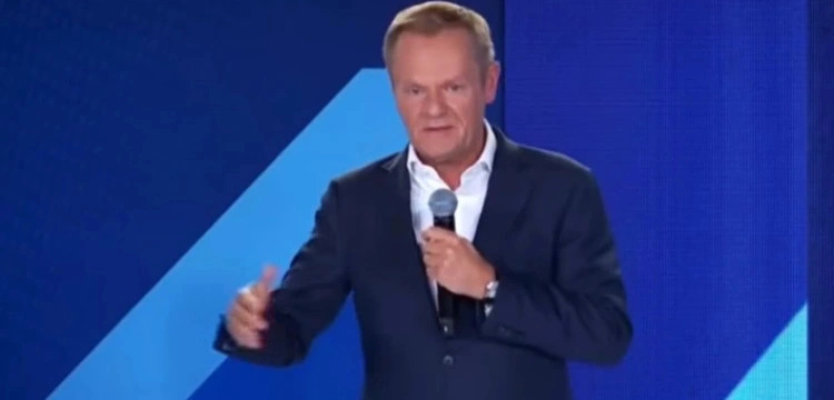 O kocie, co na niemieckiej smyczy chodził, czyli Tusk znów bryluje w mediach społecznościowych
