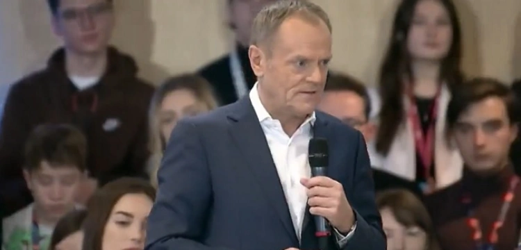 Tusk o „obsesji przeciwko LGBT”. Kiedyś mówił to samo o Putinie i Rosji…, a młode lemingi łykają [Wideo]