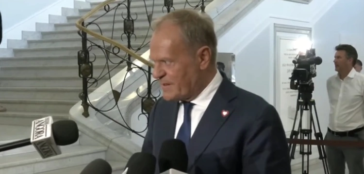 Tusk ze spuszczoną głową wychodzi od Hołowni
