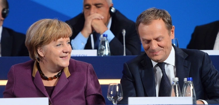 „Reset”: Tusk z medalem od Merkel za politykę wobec Rosji