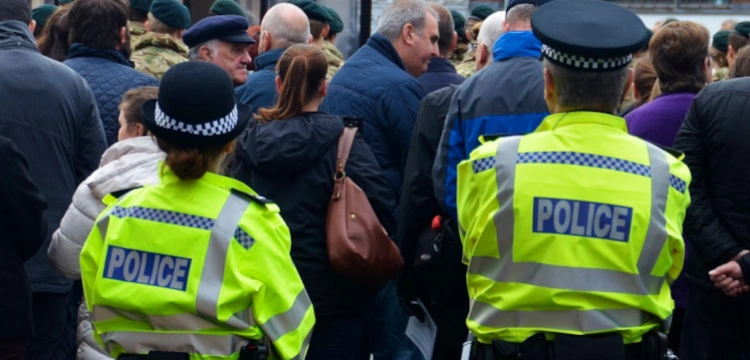 Zamiast deportować zagranicznych przestępców, władze brytyjskie wypuszczają ich na ulice