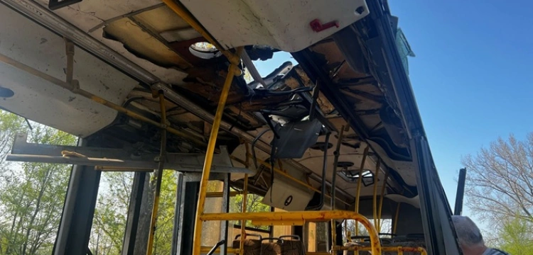 Kolejne zbrodnie Rosji na cywilach - dron uderzył w autobus pełen pracowników