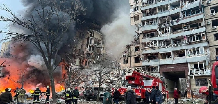 Terroryści Putina zniszczyli duży blok mieszkalny w Dnieprze. Jest reakcja prezydenta Zełenskiego