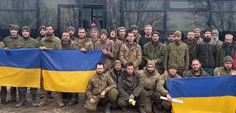 W ramach wielkiej wymiany jeńców na Ukrainę wrócili m.in. obrońcy Wyspy Węży i Mariupola i[Wideo]